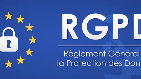 Deux collaborateurs échangent des documents lors d'une revue de conformité RGPD intelligence artificielle