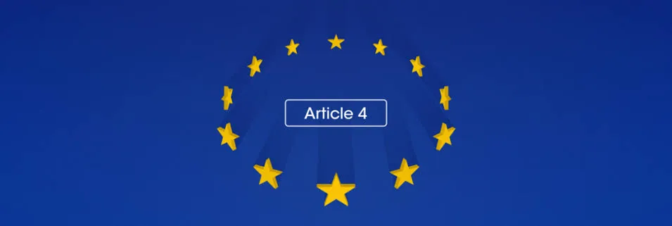 Équipe en réunion de travail consultant un document sur ordinateur portable, illustrant l'article 4 AI Act